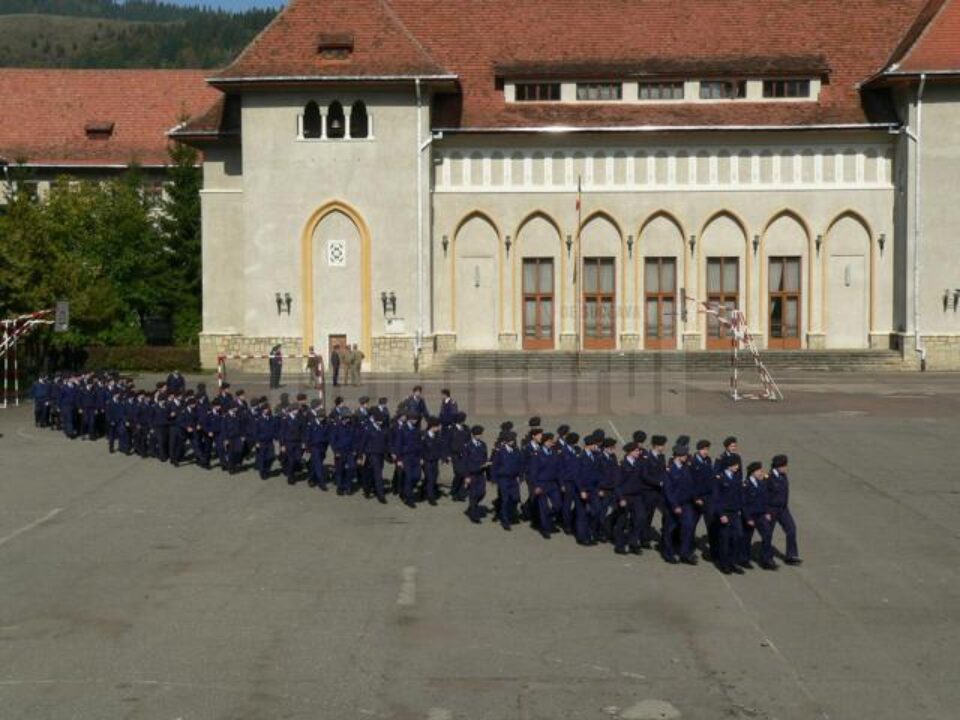 120 de tineri vor studia în următorii patru ani în cadrul Colegiului Militar Liceal „Ștefan cel Mare” Câmpulung Moldovenesc 120 de tineri vor studia în următorii patru ani în cadrul Colegiului Militar Liceal „Ștefan cel Mare” Câmpulung Moldovenesc