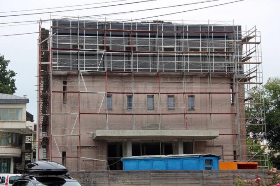 În urma amenajărilor, din vechea clădire rămâne doar fațada, vizibilă din sensul giratoriu