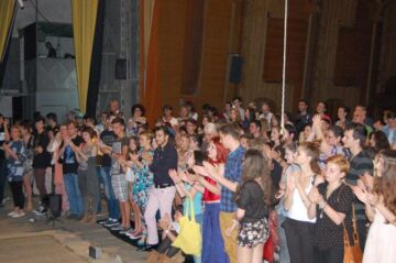 Lacrimi în ochii publicului, la spectacolul „Clasa noastră” - Poveste în XIV lecții