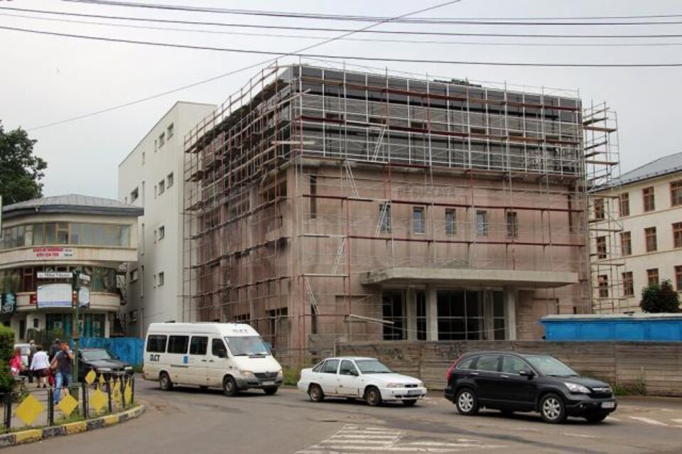În urma amenajărilor, din vechea clădire rămâne doar fațada, vizibilă din sensul giratoriu