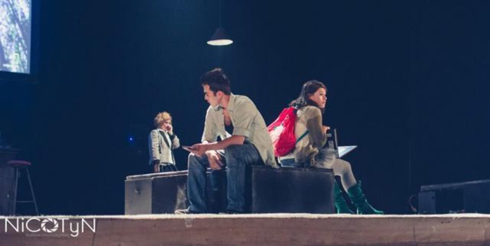 Reprezentația „Dacă te naști luni, probabil vei muri într-o vineri” a fost pusă în scenă de studenții Universității de Arte din Târgu Mureș. Foto: Adrian CRĂCIUNESCUL