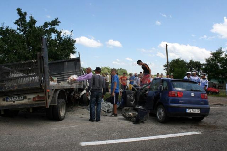 Coliziunea dintre cele două mașini a fost extrem de puternică