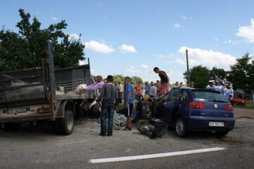 Coliziunea dintre cele două mașini a fost extrem de puternică