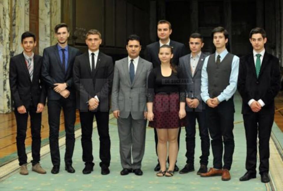 Ministrul Educației Remus Pricopie, alături de 8 președinți de Consilii ale elevilor, printre care și suceveanul Tudor Găitan