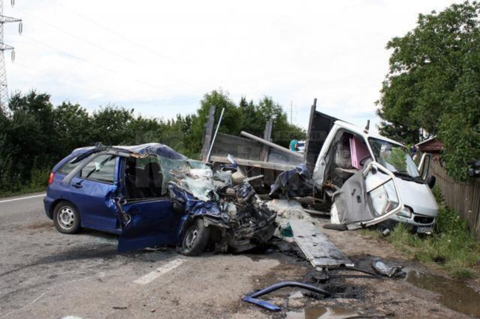 Coliziunea dintre cele două mașini a fost extrem de puternică