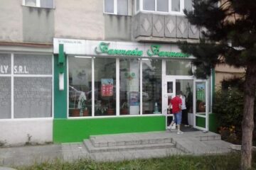 Nu este pentru prima dată când locatarii din blocul unde funcționează și farmacia se plâng de prezența numeroasă a câinilor maidanezi