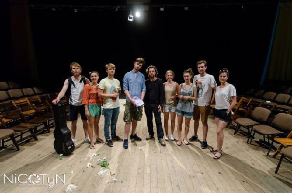 Trupa de studenți ai prestigioasei Școli de Film, Teatru și Televiziune din Lodz – Polonia Foto: Adrian CRĂCIUNESCUL Trupa de studenți ai prestigioasei Școli de Film, Teatru și Televiziune din Lodz – Polonia Foto: Adrian CRĂCIUNESCUL