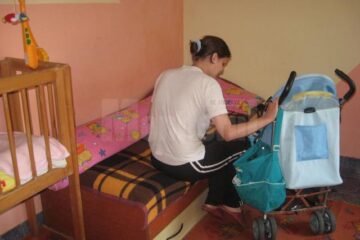 Unele femei provin din familii în care violența domestică „le pune pe fugă” cu cei mici în brațe