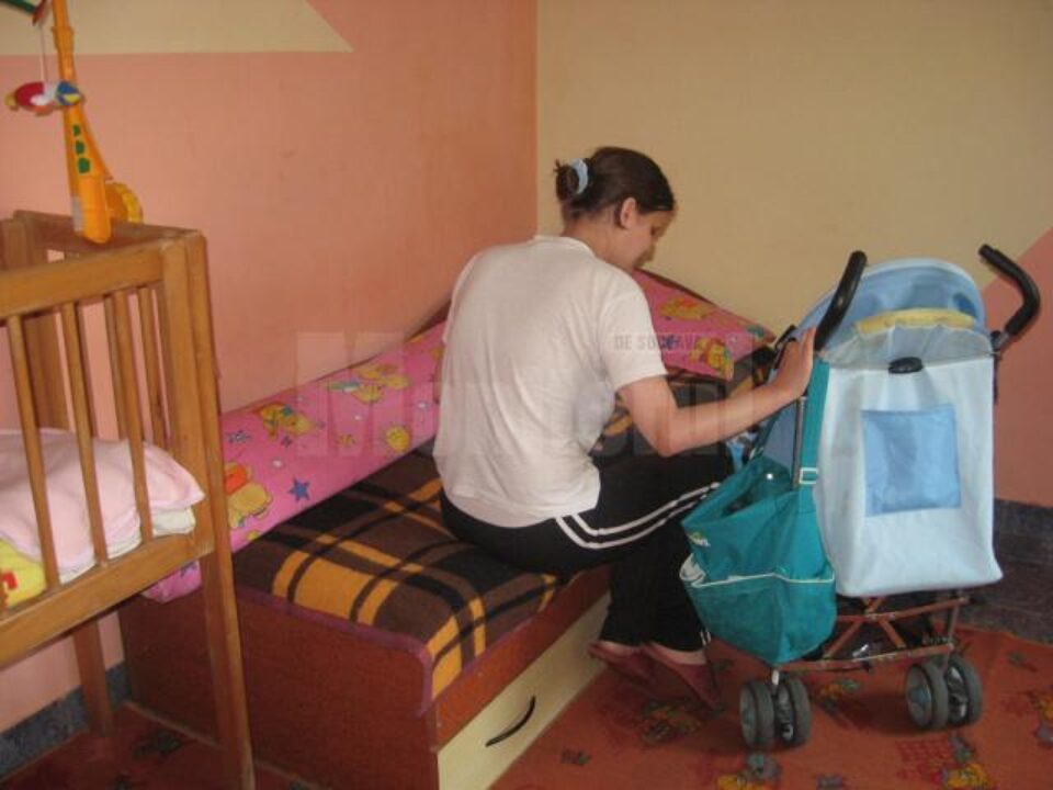 Unele femei provin din familii în care violența domestică „le pune pe fugă” cu cei mici în brațe Unele femei provin din familii în care violența domestică „le pune pe fugă” cu cei mici în brațe