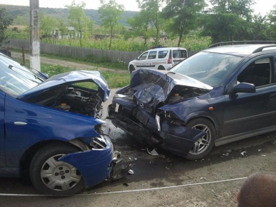 Cei doi suceveni din autoturismul Fiat au ajuns la spital Foto: Ziarul de Iași