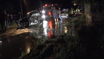 Un tânăr în vârstă de 20 de ani, fără permis de conducere, s-a izbit violent cu autoturismul pe care îl conducea într-un copac