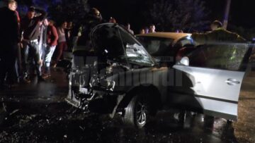 Un tânăr în vârstă de 20 de ani, fără permis de conducere, s-a izbit violent cu autoturismul pe care îl conducea într-un copac