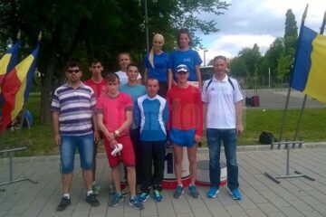 Sportivii suceveni alături de antrenorii Radu Mihalescu (stânga) și Silviu Casandra (dreapta)