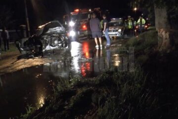 Un tânăr în vârstă de 20 de ani, fără permis de conducere, s-a izbit violent cu autoturismul pe care îl conducea într-un copac