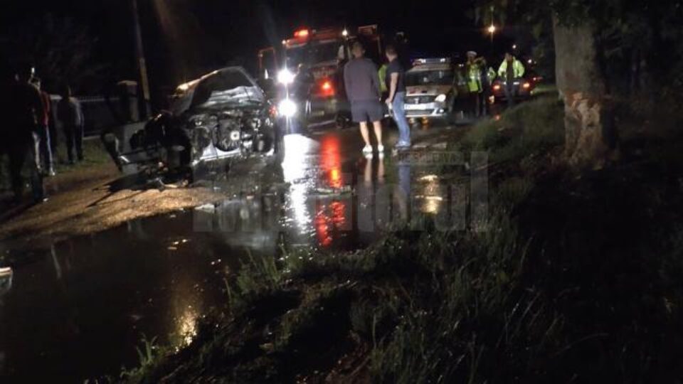 Un tânăr în vârstă de 20 de ani, fără permis de conducere, s-a izbit violent cu autoturismul pe care îl conducea într-un copac