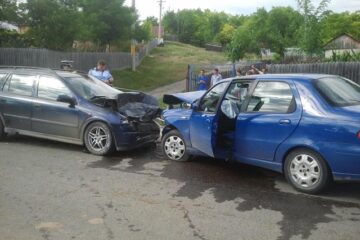 Cei doi suceveni din autoturismul Fiat au ajuns la spital Foto: Ziarul de Iași