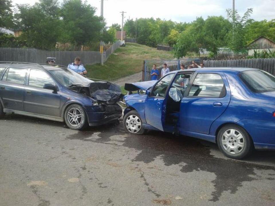 Cei doi suceveni din autoturismul Fiat au ajuns la spital Foto: Ziarul de Iași