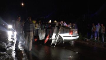 Un tânăr în vârstă de 20 de ani, fără permis de conducere, s-a izbit violent cu autoturismul pe care îl conducea într-un copac