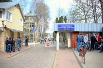 Opt foști elevi la fără frecvență ai Colegiului Alimentar Suceava au obținut diplomele de bac după ce anterior li s-au pus note fictive în cataloage