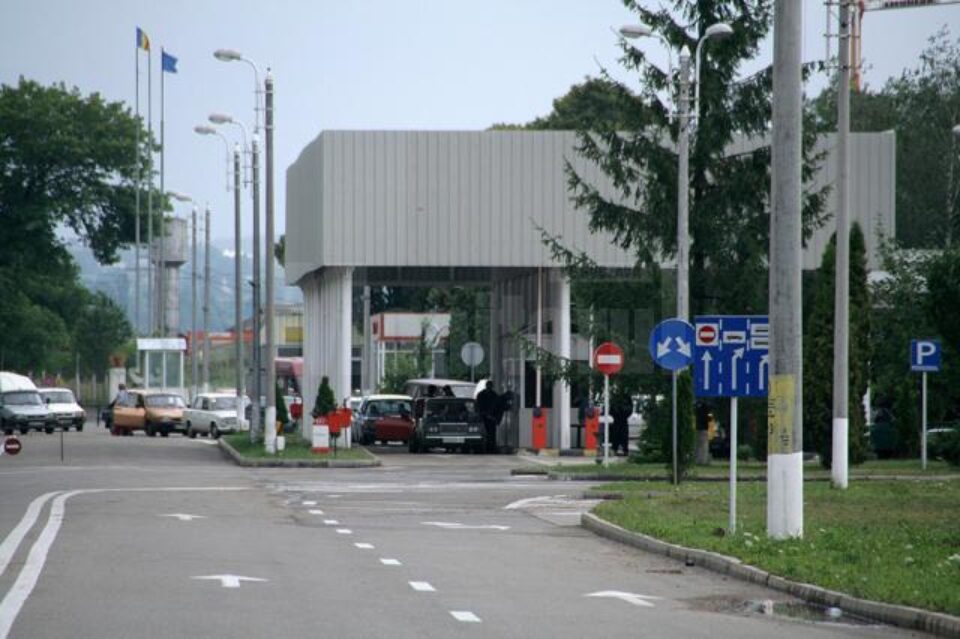 Potrivit procurorilor DNA Suceava, pentru a li se permite traficul cu țigări prin PTF Siret, contrabandiștii îi „stimulau” cu 50 de lei pe polițiștii de frontieră și cu 100 de lei pe vameși