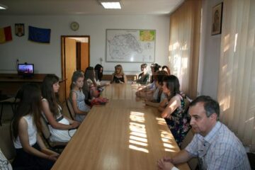 Însoțiți de părinți și de câțiva profesori, tinerii au participat și la o videoconferință susținută de ministrul de resort