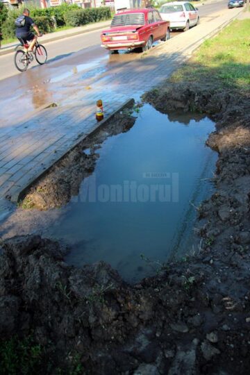 30 de case fără apă, în Burdujeni, după trecerea unui utilaj pe spațiul verde