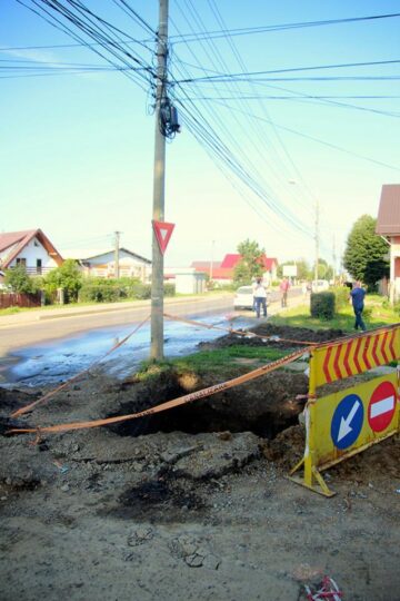 30 de case fără apă, în Burdujeni, după trecerea unui utilaj pe spațiul verde