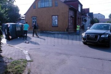 Conducătorul autoturismului Audi Q5 a ignorat indicatorul rutier „Oprire”, nu a acordat prioritate de trecere și a intrat în coliziune cu un autoturism Dacia Logan