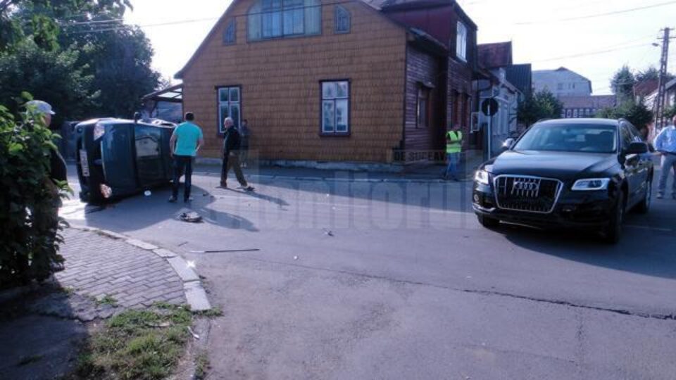 Conducătorul autoturismului Audi Q5 a ignorat indicatorul rutier „Oprire”, nu a acordat prioritate de trecere și a intrat în coliziune cu un autoturism Dacia Logan