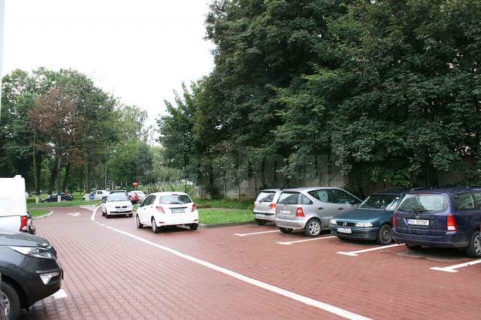 Fata a avortat în spatele celei de-a doua mașini din dreapta