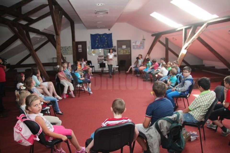 Cursurile de bune maniere au debutat săptămâna trecută, primul seminar adunând peste 30 de copii Cursurile de bune maniere au debutat săptămâna trecută, primul seminar adunând peste 30 de copii