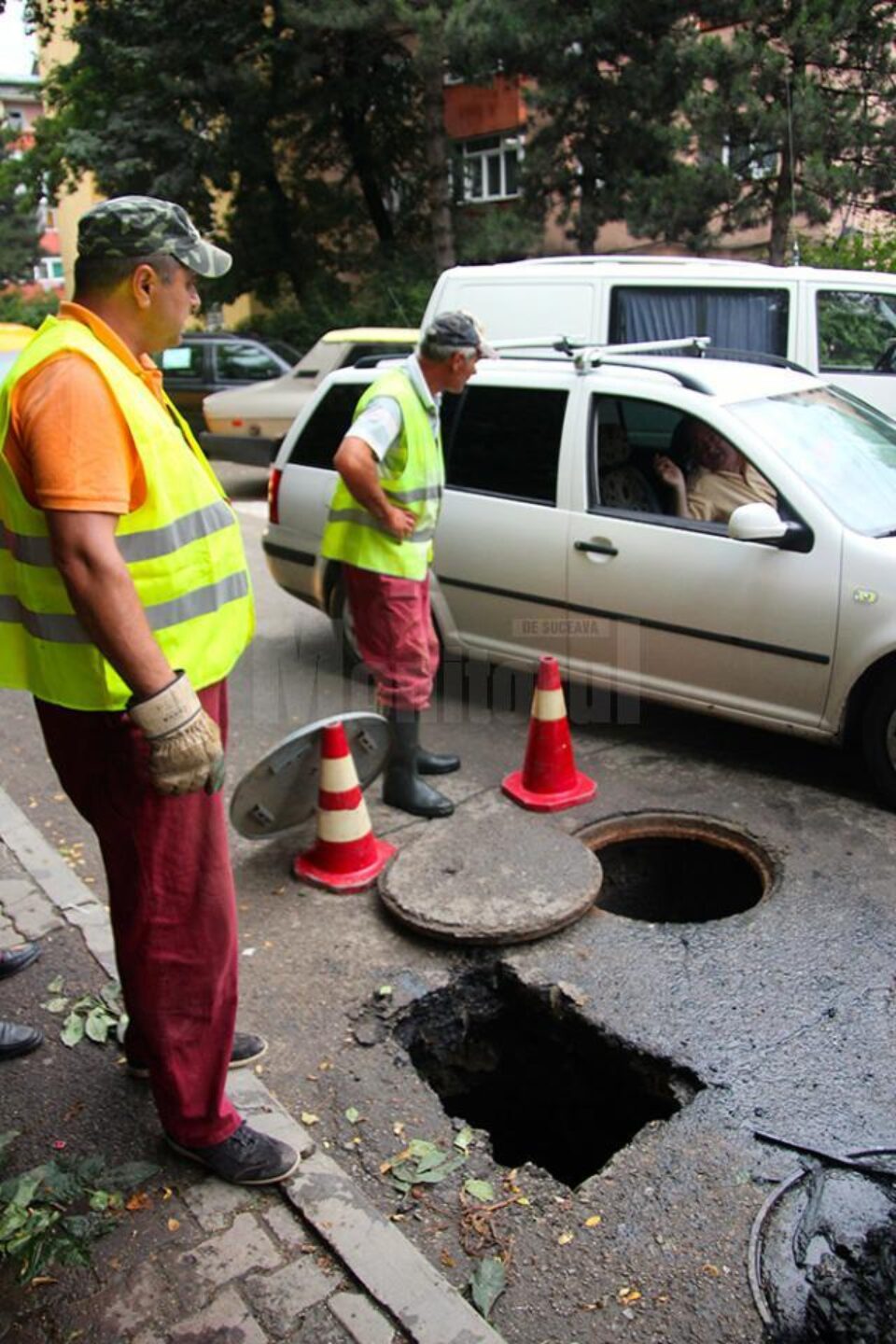 După ploile din ultima perioadă, asfaltul s-a surpat în mai multe zone ale Sucevei