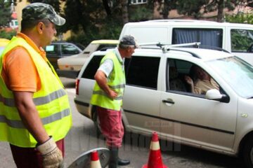 După ploile din ultima perioadă, asfaltul s-a surpat în mai multe zone ale Sucevei