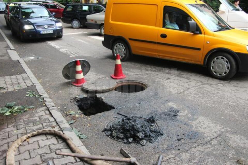Asfalt surpat în mai multe zone ale Sucevei, după ploile din ultima perioadă