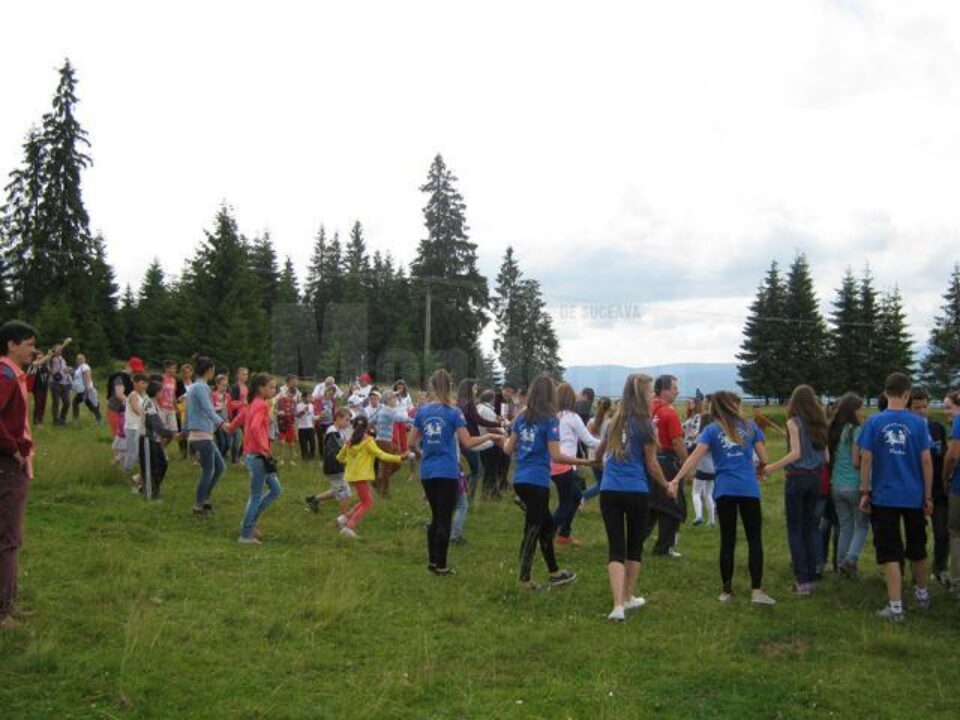 La final s-a încins o horă mare în care s-au prins cei peste 300 de copii participanți
