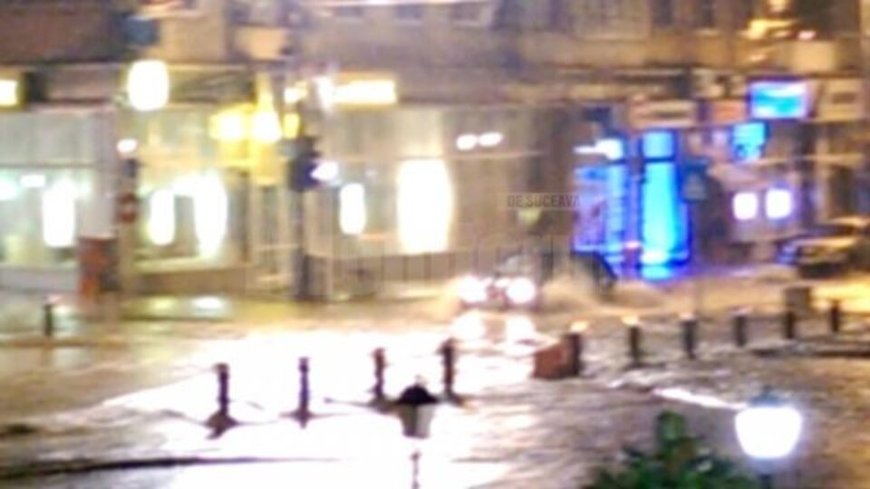 În municipiul Suceava, străzile din mai multe zone au fost din nou inundate masiv