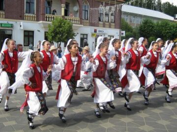La Vatra Dornei s-a încheiat cea de-a VII-a ediție a Festivalului Național al ansamblurilor folclorice „Dorna plai de joc și cântec”
