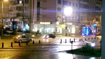 În municipiul Suceava, străzile din mai multe zone au fost din nou inundate masiv