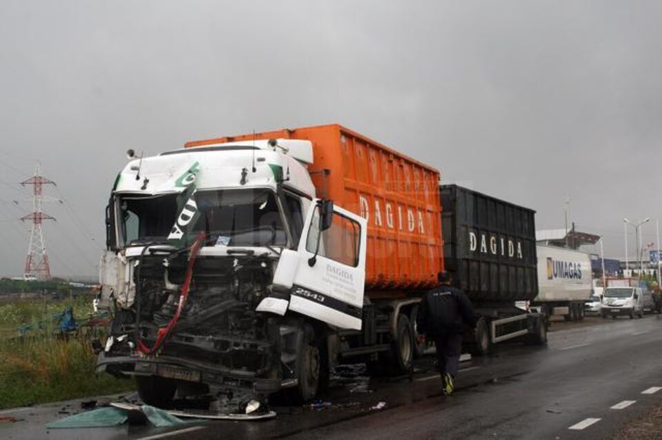 Mașina condusă de ultimul șofer din coloană, avariată serios