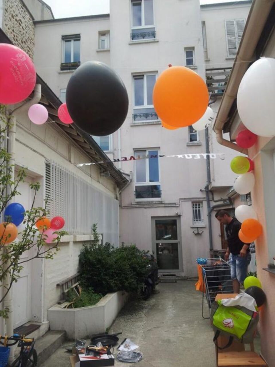 Soții Balan locuiau într-un imobil cu două camere, împreună cu sora femeii și soțul acesteia, la periferia Parisului