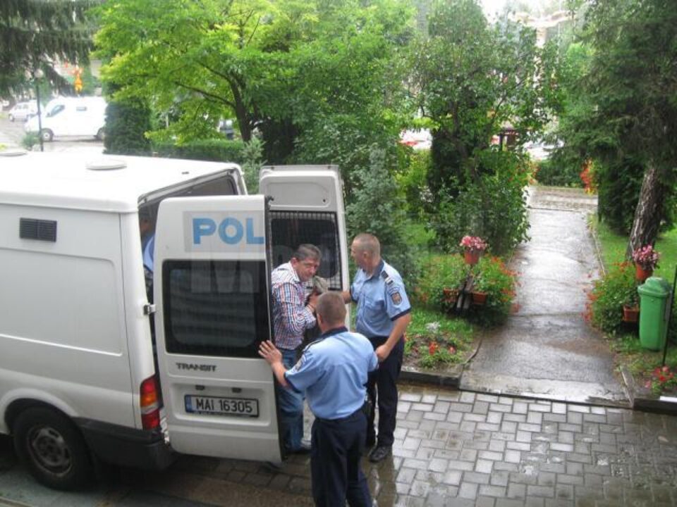 Comisarul-șef Nelu Fediuc, adus la DNA, înainte de a fi arestat preventiv Comisarul-șef Nelu Fediuc, adus la DNA, înainte de a fi arestat preventiv
