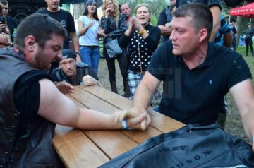 Motociclistii cu brate de fier au starnit admiratia fetelor la concursul de skandenberg