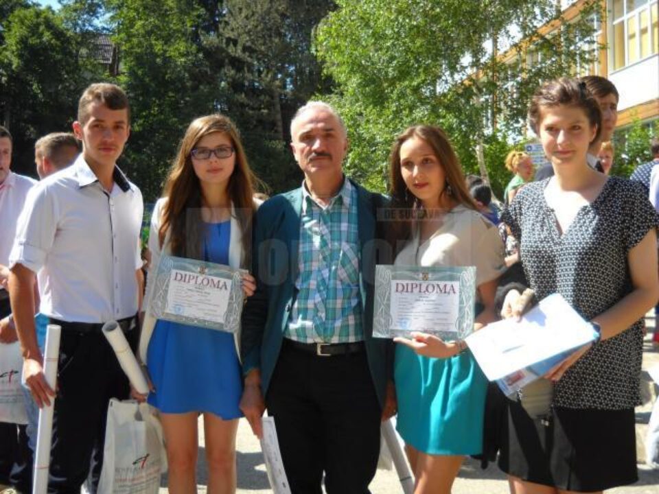 Elevii premiați alături de prof. Constantin Cocerhan