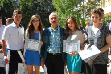 Elevii premiați alături de prof. Constantin Cocerhan