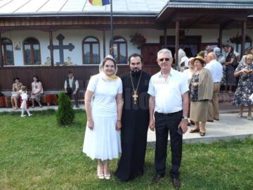 Consulul general al Ucrainei la Suceava, Vasyli Boeciko, împreună cu soția lui, Nadia Boeciko și preotul paroh Mihai Cobziuc