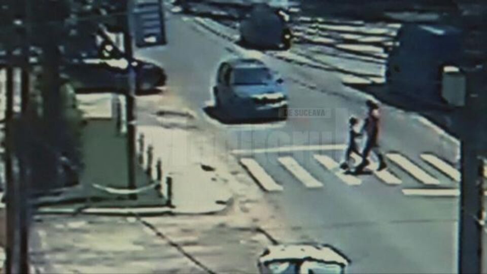 Tânăra s-a angajat în traversare pe trecerea de pietoni, cu băiatul de mână