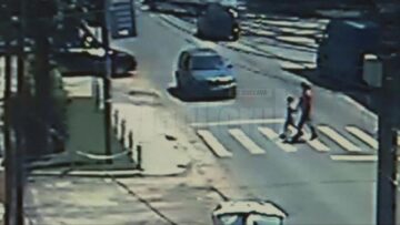 Tânăra s-a angajat în traversare pe trecerea de pietoni, cu băiatul de mână