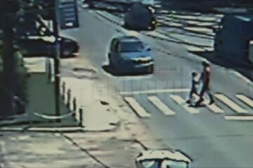 Tânăra s-a angajat în traversare pe trecerea de pietoni, cu băiatul de mână