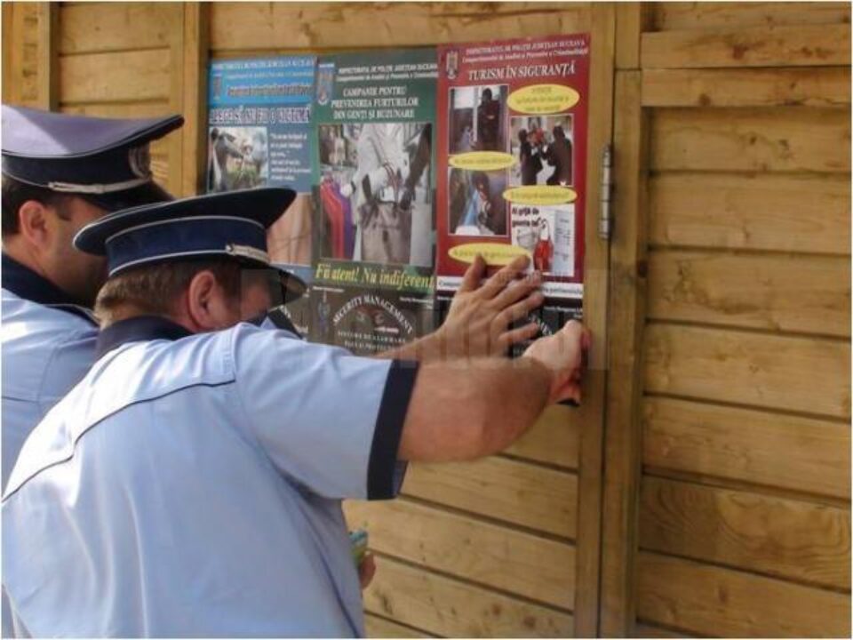 Polițiștii au distribuit 400 de materiale preventive