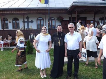 Consulul general al Ucrainei la Suceava, Vasyli Boeciko, împreună cu soția lui, Nadia Boeciko și preotul paroh Mihai Cobziuc